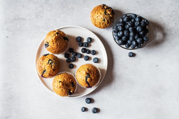 Muffins de arándanos servidos en un plato sobre un fondo de mármol Vista superior