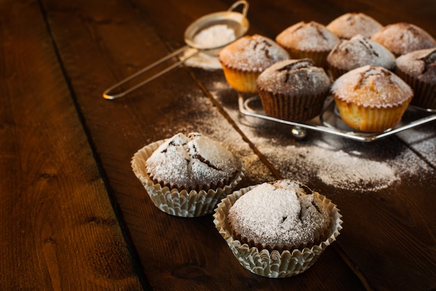 Muffins auf dunklem Hintergrund