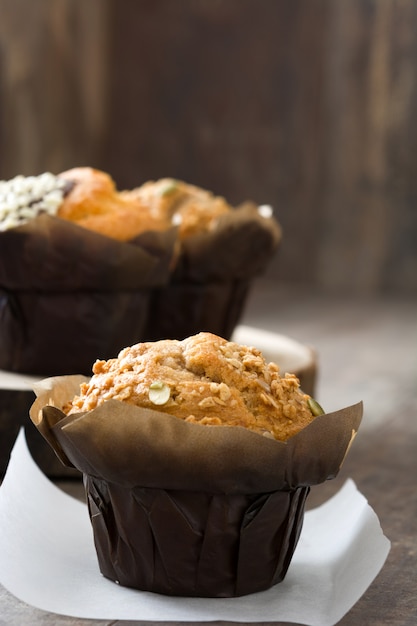 Muffins auf einem rustikalen Holztisch