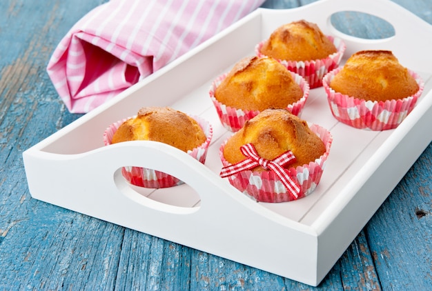 Foto muffins auf einem tablett