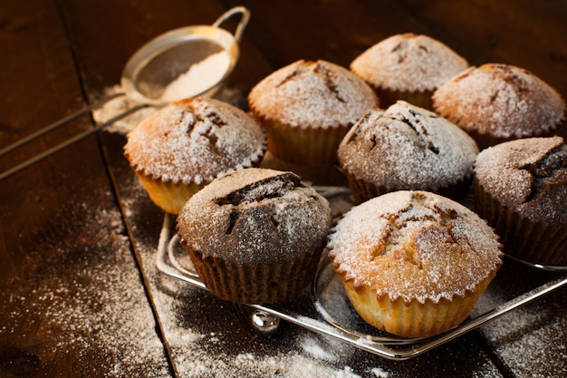 Muffins auf Metallständer