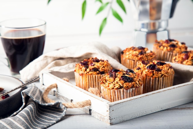 Muffins de avena caseros frescos con arándanos secos en bandeja de madera blanca Postre saludable sin gluten