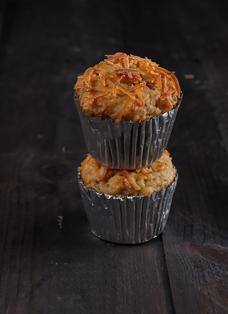 Muffins de avena y plátano cubiertos con queso rallado