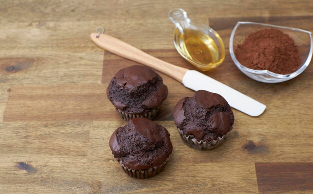 Muffins de cacao con ingredientes