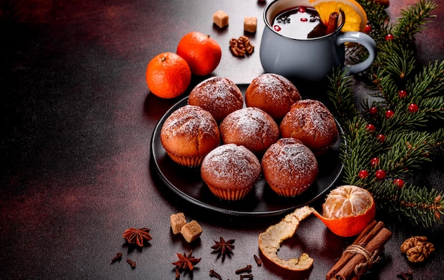 muffins de cacao en la mesa de Navidad