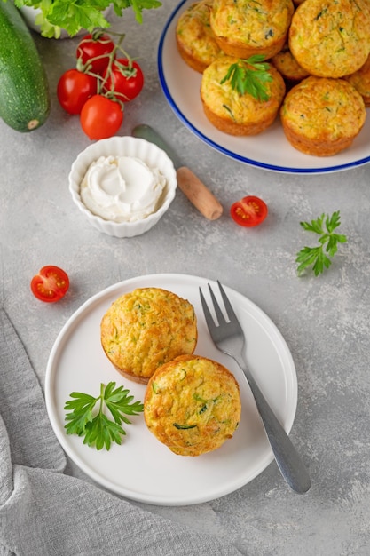 muffins de calabacín con queso, ajo y hierbas en un plato Plato vegetariano Espacio de copia