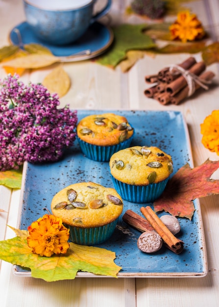 Muffins de calabaza caseros en la mesa de madera