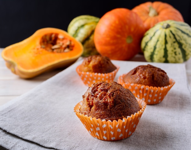 Muffins de calabaza dulce y calabazas maduras