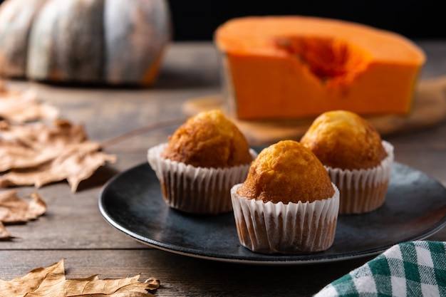 Muffins de calabaza en mesa de madera