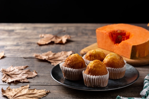 Muffins de calabaza en mesa de madera