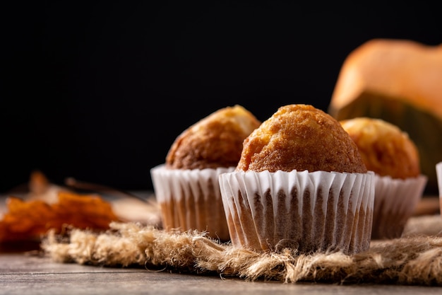 Muffins de calabaza en mesa de madera