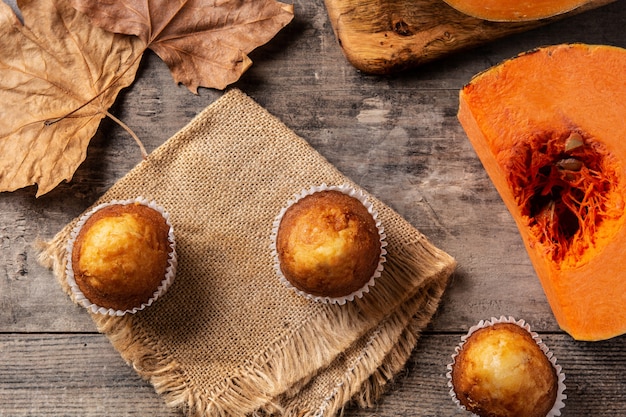 Muffins de calabaza en mesa de madera