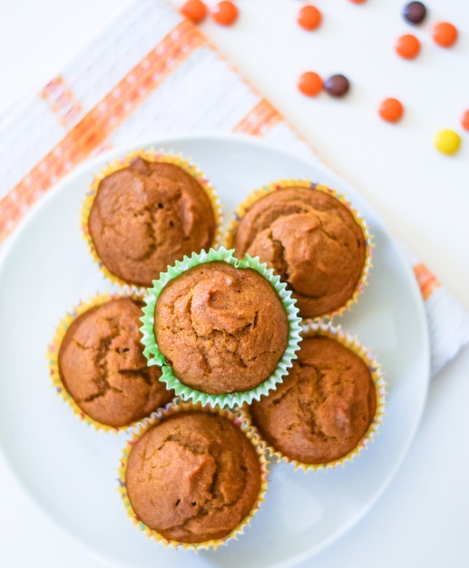 Muffins de calabaza saludables en un plato blanco