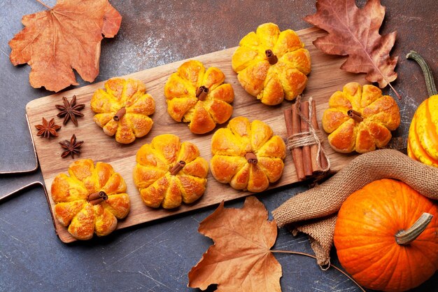 Muffins de calabaza y varias calabazas