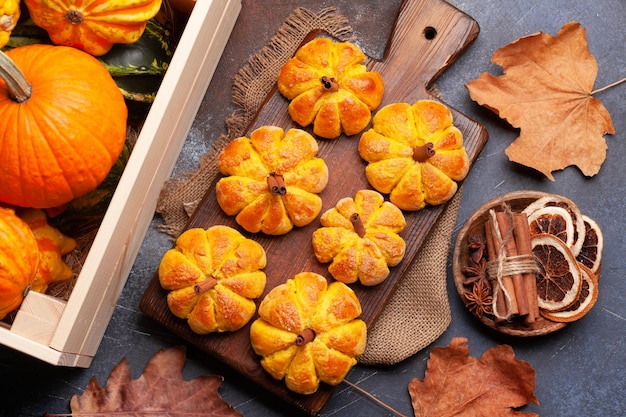 Muffins de calabaza y varias calabazas