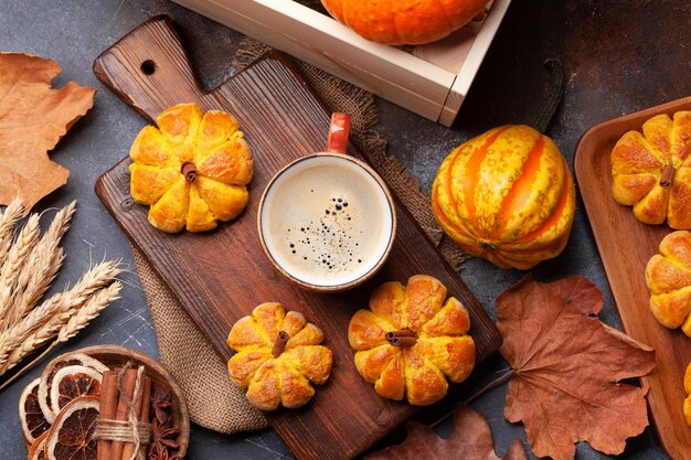 Muffins de calabaza y varias calabazas