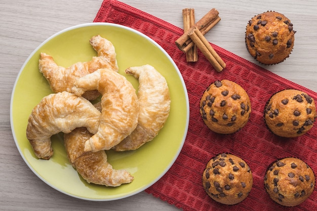 Muffins, canela e croissant