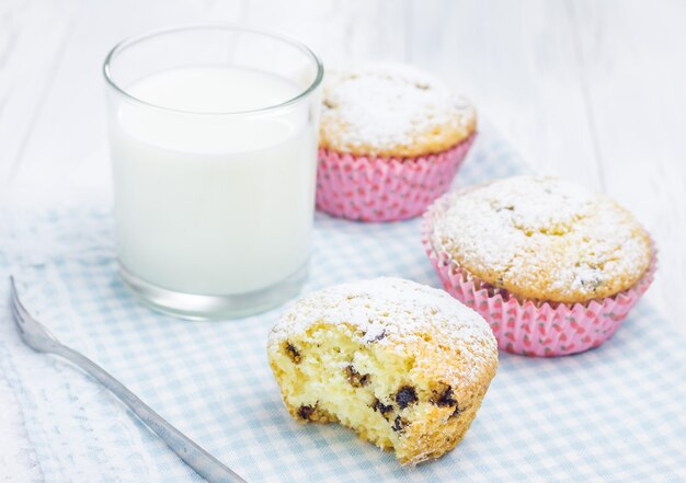 Foto muffins caseiros com choco chips e copo de leite