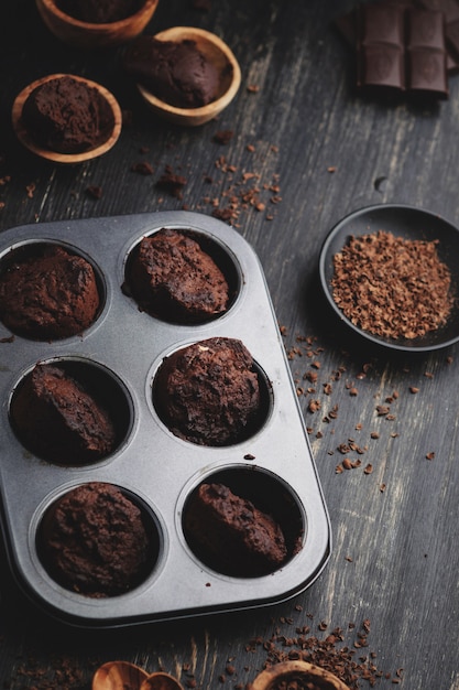 Muffins caseiros de chocolate com chocolate