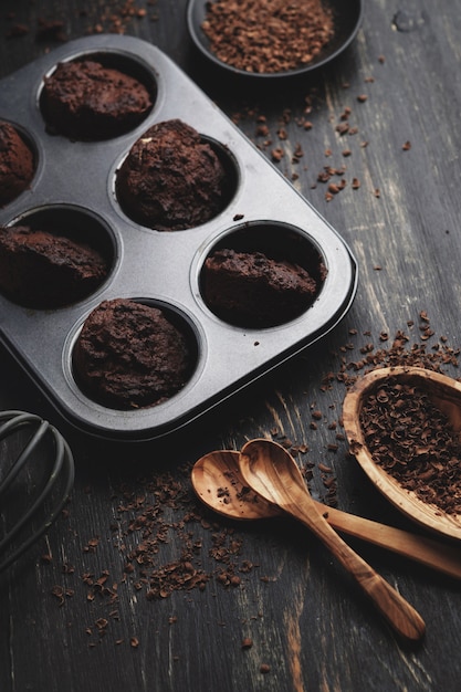 Muffins caseiros de chocolate com cobertura de chocolate