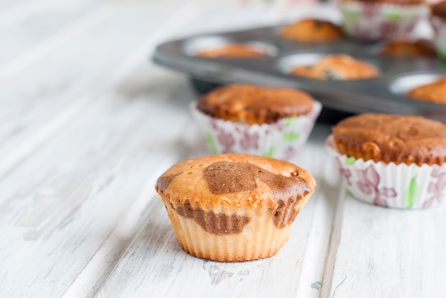 Muffins caseiros de chocolate e baunilha