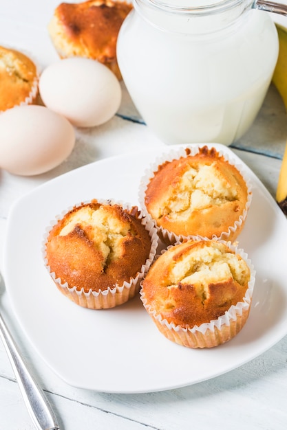 Muffins caseiros de porca de banana prontos para comer