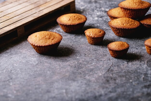 Muffins caseiros em fundo escuro de textura