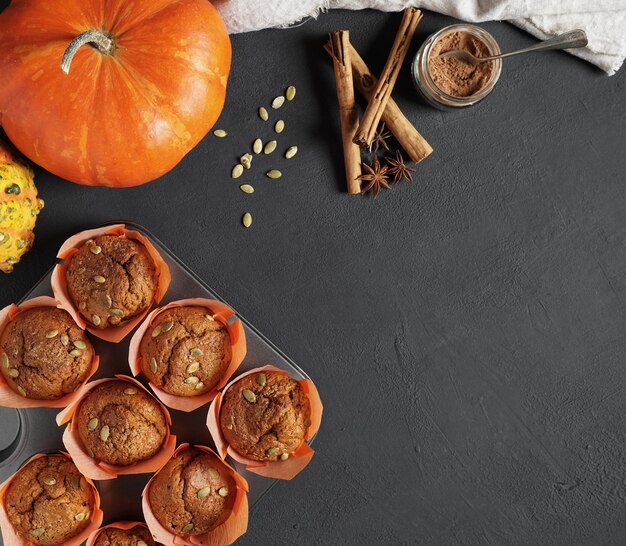 Muffins caseros de especias de calabaza de otoño Hornear en otoño e invierno Espacio de copia de fondo oscuro