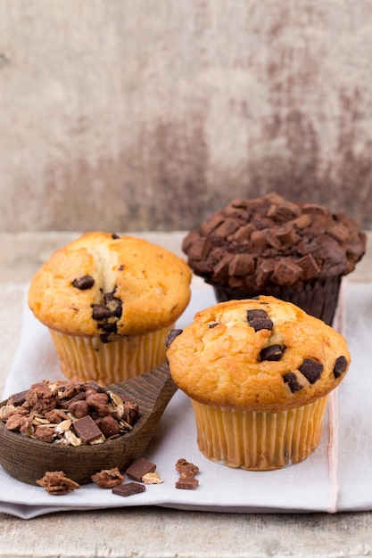 Muffins caseros con fondo vintage de chocolate