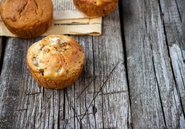 Muffins caseros con manzana sobre una mesa de madera