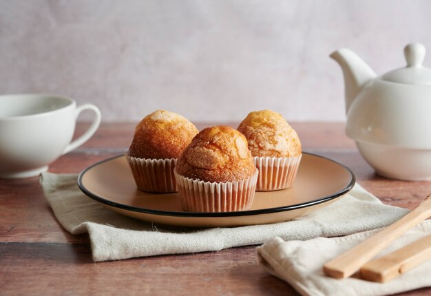 Muffins caseros recién horneados. Delicioso desayuno dulce, tartas caseras.