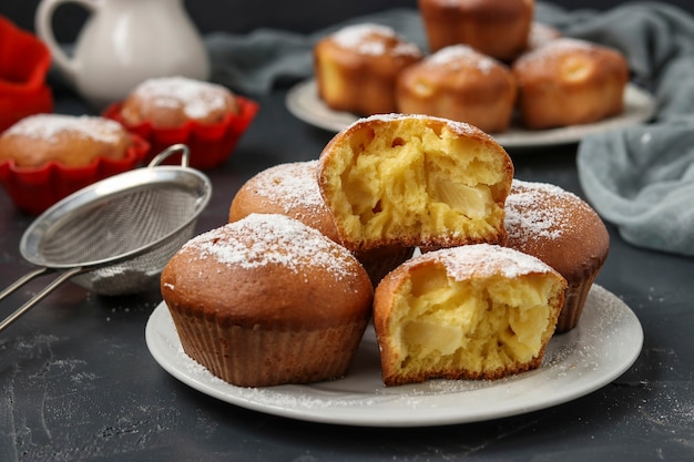 Muffins caseros con trozos de piña, espolvoreados con azúcar glass