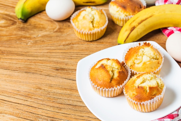 Muffins caseros de la tuerca del plátano listos para comer