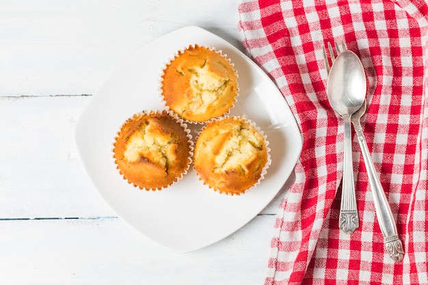 Muffins caseros de la tuerca del plátano listos para comer