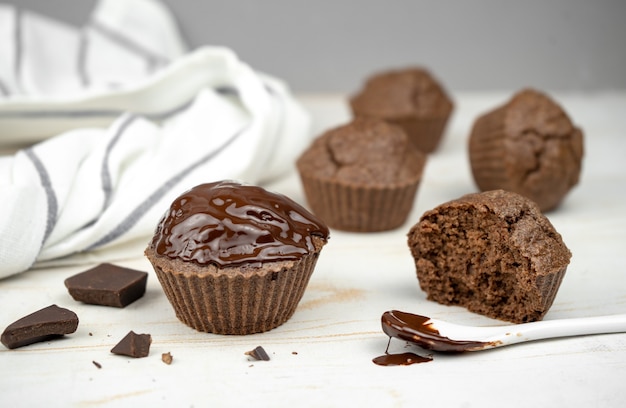 Muffins castanhos de chocolate caseiros na mesa branca