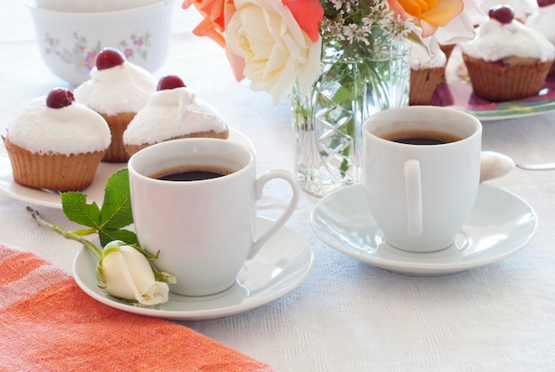 Muffins de cereza de desayuno con café