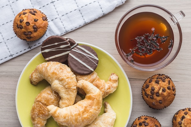 Muffins, chá, canela, croissants e biscoitos de caramelo