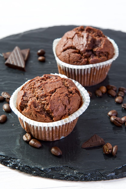 Muffins de chocolate en una bandeja negra, enfoque selectivo