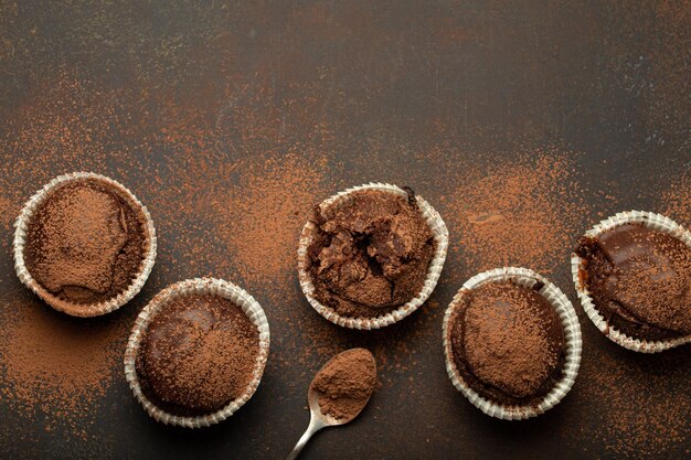 Foto muffins de chocolate y cacao en cucharadita vista de arriba en