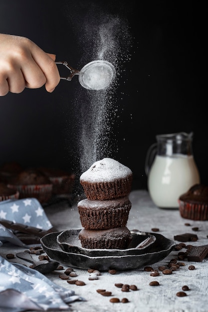 Muffins de chocolate caseros con rebanadas de café y chocolate