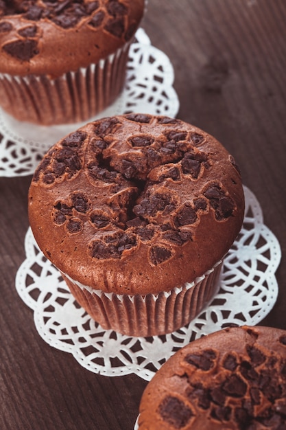 Muffins de chocolate con chispas de chocolate en el primer plano de fondo de madera