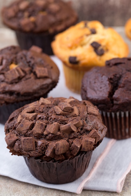 Muffins de chocolate con chocolate sobre mesa de madera rústica