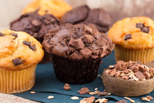 Muffins de chocolate con fondo vintage de chocolate, enfoque selectivo.