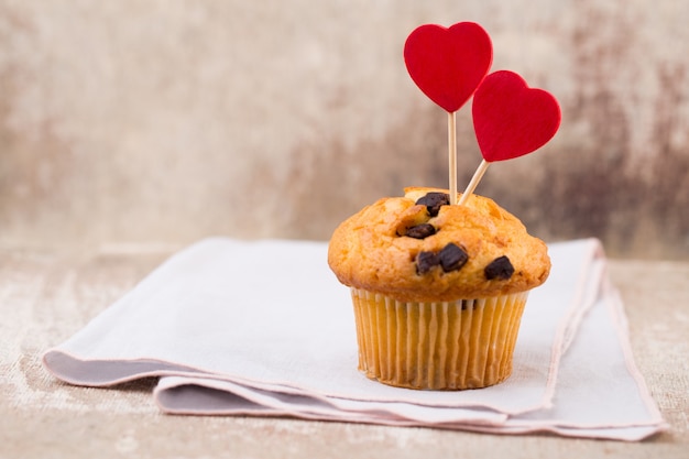 Muffins de chocolate con fondo vintage corazón, enfoque selectivo.