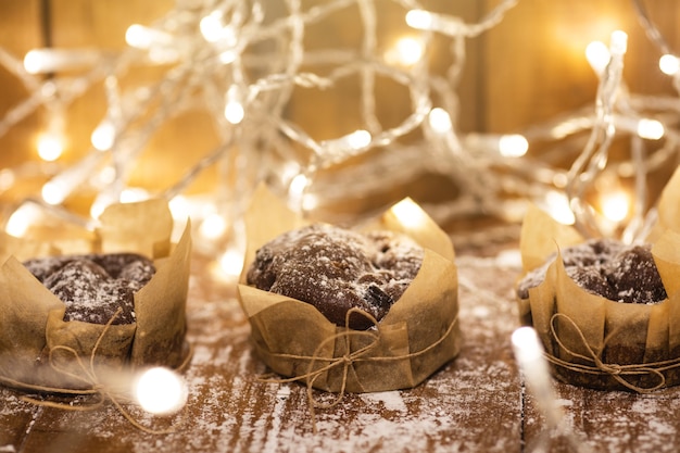 Muffins de chocolate ligero y sabroso Garladn en la mesa de madera