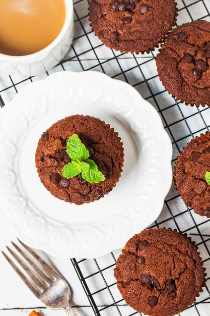 Muffins de chocolate con menta en una mesa de madera