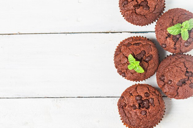 Muffins de chocolate con menta en una mesa de madera