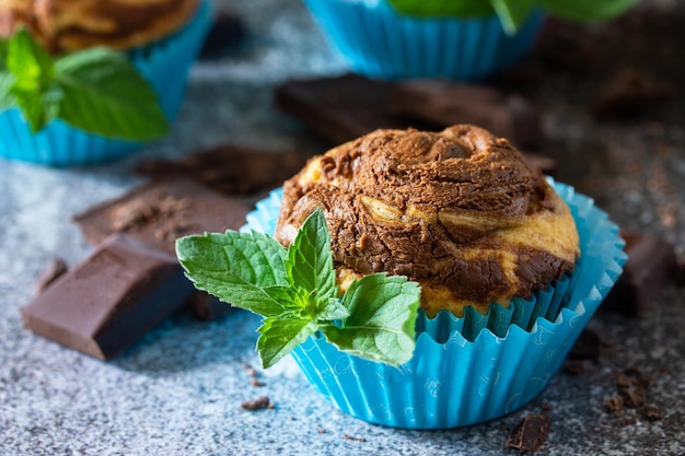 Muffins con chocolate y menta sobre un fondo de pizarra oscura