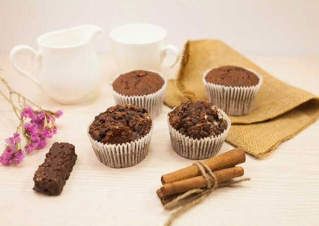 Muffins de chocolate con nueces en la mesa