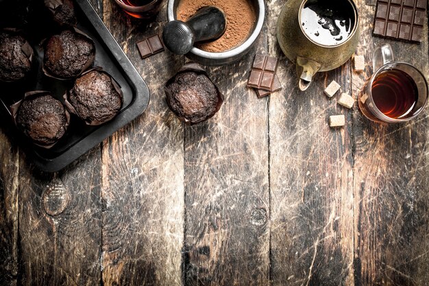 Muffins de chocolate con té aromático.